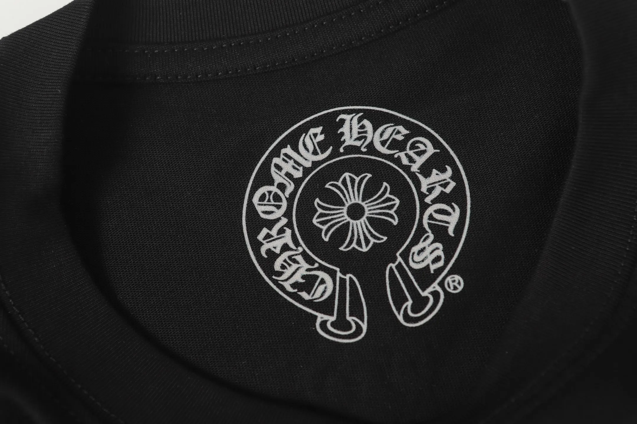 P150 Cross-border model, please do not place an order if you are looking for quality -Chrome Hearts/Chrome Hearts Sanskrit printed popular long-sleeved T-shirt -High weight, high density and high quality. The wool is soft, delicate and skin-friendly. Soft and silky to the touch. Excellent warmth and skin-friendly properties. -Customized weaving and dyeing, no color difference, regardless of fabric or workmanship details. Comparing the ordinary version on the market -Colour: black white -Size: S M L XL